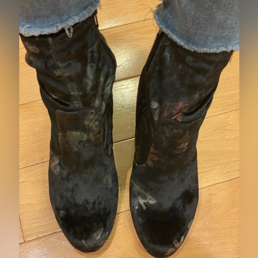 Stylish Black Velvet Women's Boots